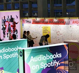 75 Times - 75. Frankfurter Buchmesse 2023 - Besucher:innen können hier auf der Gratulationswand ihre Glückwünsche hinterlassen ( © HEN-FOTO )