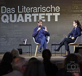 75. Frankfurter Buchmesse 2023 75 TIMES Fachmesse für Bücher und Verlage #fbm23 Messestand Forum 0 ARD ZDF 3SAT Buchbesprechung Titel Lichtspiel von Daniel KEHLMANN mit Moderatorin Thea DORN ( © HEN-FOTO )