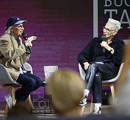 Otto Waalkes mit seinem Buch Ganz große Kunst - 75 Meisterwärke auf der 75. Frankfurter Buchmesse ( © HEN-FOTO )