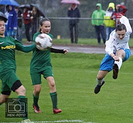 Bei strömendem Regen fighten die B-Juniorinnen von TSV Nieder-Ramstadt und DJK SSG Darmstadt ( © HEN-FOTO )