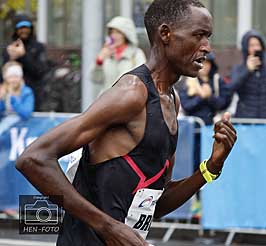Beim 40. Mainova Frankfurt Marathon 2023 steht wenige Meter vor dem Ziel als Gewinner der Vorjahressieger Brimin Misoi fest ( @ HEN-FOTO )