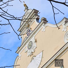 Den Turm des Jagdschloß Kranichstein ziert ein vergoldeter Kranich ( © HEN-FOTO Bildergalerie )