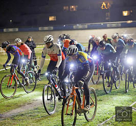 Start zum vorletzten Lauf der Trainingsweltmeisterschaft Cyclocross - Trainings-Rennen im Velodrom beim VC Darmstadt ( © HEN-FOTO ))