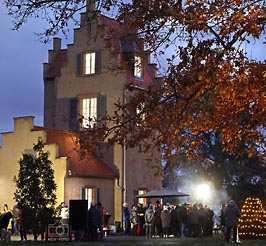 Zur Blauen Stunde gab es am Samstag ab 16 Uhr ein Adventskonzert vor dem Spanischen Turm im Skulpturengarten auf der Rosenhöhe (© HEN-FOTO )