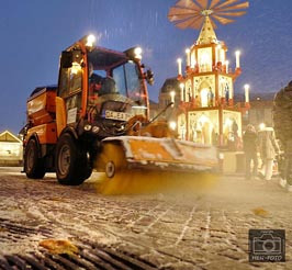 Winter Impressionen in der Innenstadt - der EAD Darmstadt kehrt die Wege auch auf dem Weihnachtsmarkt in Darmstadt vom ersten Dezember-Schnee frei ( © HEN-FOTO )