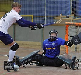 Hier verschießt Joel Halek einen Direkten gegen Torwart Philip Leyer (Darmstadt) aber Remscheid gewinnt 2:1 und ist im DRIV-Pokal weiter ( © HEN-FOTO )