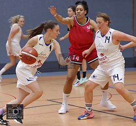 Basketball Damen Oberliga Basketball-Spielgemeinschaft Darmstadt-Roßdorf 1 - FTG Frankfurt 1 (56: 53) v. li. Jana Hauer (Darmstadt) J. Wilson (14 Frankfurt) Laura Kernbach (14 Darmstadt) ( © HEN-FOTO )