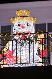 Unterschiedliche Weihnachtsdeko strahlt in der Vorweihnachtszeit auf dem Marktplatz oder zu Hause ( © HEN-FOTO )