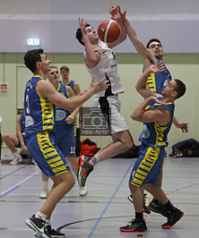 In der Basketball Oberliga gewinnt die SKG Roßdorf gegen TS Frankfurt-Griesheim deutlich (78:69) - hier ist Tim Kreisel erfolgreich ( © HEN-FOTO )