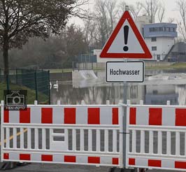 Skatepark Gernsheim unter Wasser sehr zur Freue von 2 Schwänen ( © HEN-FOTO )