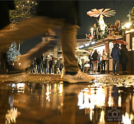 Weihnachtsmarkt bei Regen statt Schnee und plus 9 Grad statt Frost ( © HEN-FOTO )