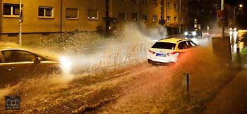 Heftiger Starkregen konnte nicht abfließen und ließ das Wasser hier auf der Rüdesheimerstraße stehen ( © HEN-FOTO )