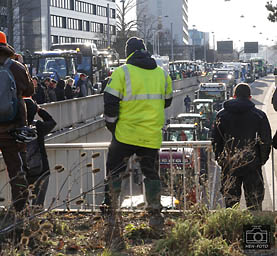 Traktorkorso von hessischen Landwirte gegen Sparpolitik der Bundesregierung in Wiesbaden ( © HEN-FOTO )