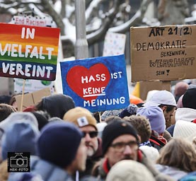 35000 Teilnehmer:innen bei der größten Demonstration Hessens in Frankfurt auf Römer- / Paulsplatz von Mainufer bis Zeil gegen Rechts, AfD, Nationalsozialismus und für Demokratie, Freihei, Menschenrechte ( © HEN-FOTO )