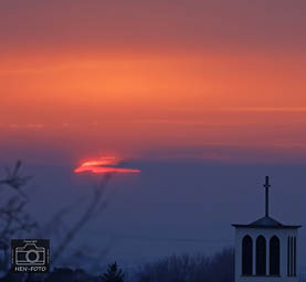 Sonnenuntergang in den Streuobstwiesen am vorletzten Tag im Januar der 1 Stunde länger als der kürzeste des Dezembers (22.) ist ( © HEN-FOTO )