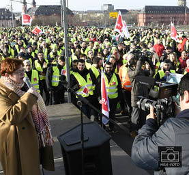Kundgebung in Mainz und Wiesbaden der ÖPNV-Bediensteten für mehr Lohn - Abschlusskundgebung auf der Theodor-Heuss-Brücke ( © HEN-FOTO )