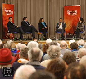 Podiumsdiskussion Motto Der Israel-Hamas-Krieg - Vorwand für tiefen Judenhass? der Jusos Darmstadt mit Oberbürgermeister Hanno Benz, Abdassamad El Yazidi, Moderatorin Mürvet Öztürk, Professor Dr. Michel Friedman und Deborah Schabel ( © HEN-FOTO )