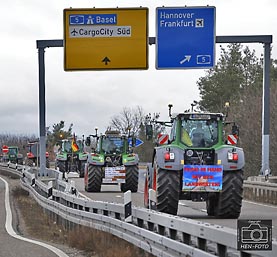 Mit Sternfahrt rund um den Flughafen protestieren die Landwirte gegen den Abbau der Subventionen für ihren Agrardiesel während Kerosin für Flugzeuge weiterhin subventioniert wird ( © HEN-FOTO )