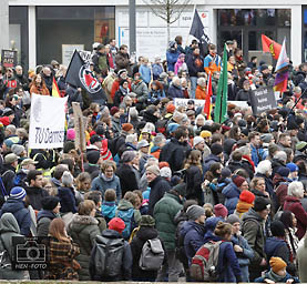 Bündnis gegen Rechts mobilisiert über 4000 Teilnehmer:innen zum Friedensplatz in Darmstadt ( © HEN-FOTO )