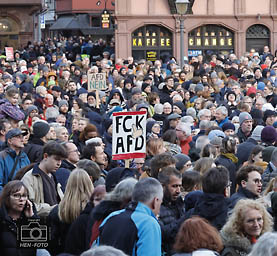 Über 12000 Personen folgen dem Aufruf zur Kundgebung auf Römerberg und Paulsplatz gegen Rechtsruck unter dem Motto 