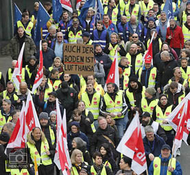 Warnstreik von VERDI für Lohnerhöhungen beim Bodenpersonal der Lufthansa verursacht allein am Airport in Frankfurt das Streichen von 700 Starts und Landungen ( © HEN-FOTO )