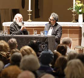 Im Dialog in der voll besetzten Stadtkirche Darmstadts zum Buchthema FRIEDEN STIFTEN - FRIEDEN SEIN zwischen Christentum und Islam ( © HEN-FOTO )