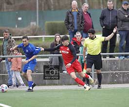 17.03.2024 Fussball Herren Verbandsliga Süd Saison 2023 2024 SKV Rot-Weiss Darmstadt - FFV Sportfreunde 04 FFM v. li. Sena Tetsumoto (11 FFVFFM) Maximilian Motzel (2 RWDA) ( © HEN-FOTO )