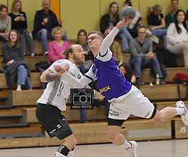 In der Handball-Landesliga Begegnung zwischen TSV Pfungstadt und MSG Umstadt / Habitzheim erzielt hier Marc Schäfer (47 Pfungstadt) eines seiner 4 Tore (30:31) ( © HEN-FOTO )