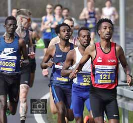 Einen Start - Ziel - Sieg von und zum Deutsche Bank Park läuft Mamiyo Nuguse HIRSUATO (LAZ Gießen) in 1:02:46 ( © HEN-FOTO )