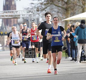 22. Frankfurter Mainova Halbmarathon - erste Frau im Ziel ist die Läuferin Julia Kümpers (LAC Krinshagen ) hier am Mainufer Mainpromenade mit der Startnummer 10 ( © HEN-FOTO )