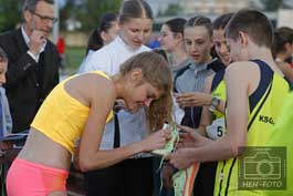 Konstanze Klosterhalfen signiert einen Laufschuh nach dem 1500m Lauf beim 1. Abendsportfest im TSV Pfungstadt Stadion ( © HEN-FOTO )