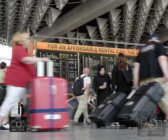 Längere Warteizeiten strapazierten die Nerven der zahlreichen Reisenden auch am Frankfurter Flughafen( Fotogalerie © HEN-FOTO )