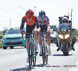 01.05.2025 Radsport Radrennen Eschborn - Frankfurt 2025 UCI World Tour Elite Rennen - die Ausreißer Laurence Pithie (weißes Trikot / Neuseeland) und Pierre Thierry (Frankreich) holten einen bis zu sechs Minuten großen Vorsprung heraus ( Fotogalerie © Peter Henrich / HEN-FOTO )