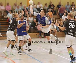 Die Handball-Männer des TSV Pfungstadt unterlagen dem Oberliga-Meister TV Groß-Umstadt mit 24:28 ( Fotogalerie © Peter Henrich / HEN-FOTO )