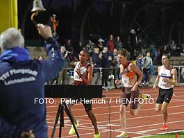 Beim Leichtathletik Abendsportfest 2025 Pfungstadt ertönt die Glocke zur letzten Runde für Kefyalew Sileshi KIFLE v. SV Fun-Ball Dortelweil) u. Christoph SCHRICK v. Königsteiner LV u. Tristan KAUFHOLD v. SSC Hanau-Rodenbach MJU20 ( Fotogalerie © Peter Henrich / HEN-FOTO )