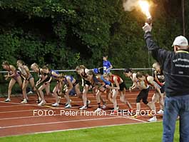 Startschuß beim Leichtathletik Abendsportfest 2025 Pfungstadt für das 3000m Rennen u. a. mit Olivia Gürth (Silvesterlauf Trier), Lili Anna Vindics-Tóth . . . ( Fotogalerie © Peter Henrich / HEN-FOTO )