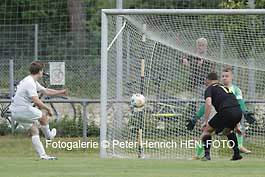 Erst in der Nachspielzeit traf Simon Engelhardt erneut: FC Alsbach führte und nahm drei Punkte im Abstiegskampf mit (Fotogalerie Peter Henrich HEN-FOTO)