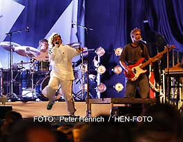 Das 25. Schlossgrabenfest in Darmstadt hatte am zweiten Tag als TOP-Ersatz für die ausgefallene Band GREEEN die Sängerin PAULA CAROLINA auf der ECHO-Bühne engagiert (Fotogalerie Peter Henrich HEN-FOTO)