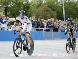 Radsport pur auf Darmstadts Radrennbahn bei der Internationalen Bahn Radsport Tournee 2025 mit Elitesportler:innen wie Luca Spiegel, der gewinnt und von zahlreichen Zuschauern Applaus erhält (Fotogalerie © Peter Henrich / HEN-FOTO)