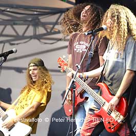 Am dritten Tag springen für den erkrankten Paul Wetz die vier Brüder der australischen Band Mixed Up Everything ein und rocken die Merck-Bühne (Fotogalerie © Peter Henrich / HEN-FOTO)