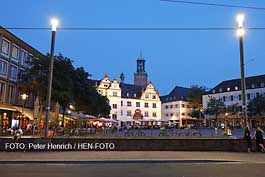 Zur Nacht der Kirchen lohnte sich der Ausblick vom Glockenturm und am Boden zur Blauen Stunde (Fotogalerie © Peter Henrich / HEN-FOTO)