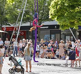 Auf einen phantasievollen Innenstadtwalk nehmen heute lokale Artisten und Zirkusdirektor Rainer Bauer zufällige Passanten in die abwechlungsreiche Zirkuswelt mit (Fotogalerie © Peter Henrich / HEN-FOTO)