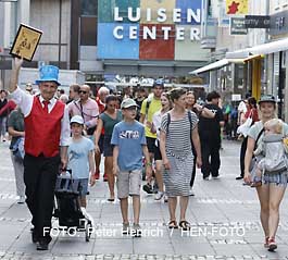 Auf einen phantasievollen Innenstadtwalk nehmen heute lokale Artisten und Zirkusdirektor Rainer Bauer zufällige Passanten in die abwechlungsreiche Zirkuswelt mit (Fotogalerie © Peter Henrich / HEN-FOTO)