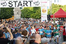 Bei hochsommerlichen Temperaturen starteten mehrere hundert Sportler bei den Wettbewerben des 47. Darmstädter Merck Stadtlauf 2025 (Fotogalerie © Peter Henrich / HEN-FOTO)