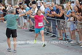 Bei hochsommerlichen Temperaturen starteten mehrere hundert Sportler bei den Wettbewerben des 47. Darmstädter Merck Stadtlauf 2025 hier freut sich Stadtlauf-Chef Wilfried Raatz mit Siegerin Kerstin Bertsch (Fotogalerie © Peter Henrich / HEN-FOTO)