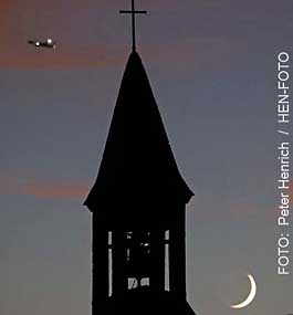 Zunehmender Mond und Abendrot über Kanaan Darmstadt (Fotogalerie © Peter Henrich / HEN-FOTO)