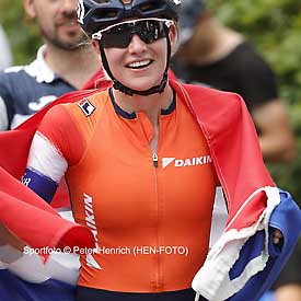 Über Ihre Goldmedaille und den Titel Europameisterin 2025 bei den Senior Ladies freute sich die Holländerin Lianne Van LOON (Sportfoto © Peter Henrich / HEN-FOTO)