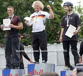 BMX Deutsche Freestyle Meisterschaft 2025 im Bikepark Darmstadt Siegerehrung Freestyle Park Elite männlich mit Julius KNAPP (2. Platz) Philipp MUTH (1. Platz) Dean FLORIAN (3. Platz) (Fotogalerie © Peter Henrich / HEN-FOTO)