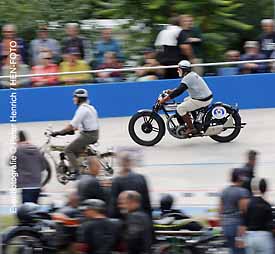 VOLLGAS-RENNSPASS: Zahlreiche Zuschauer sahen den ganzen Tag Fahrten von INDIAN / Post Vintage Motorräder und anderen Oldtimern (Baujahr 1901 - 1979) auf Darmstads Velodrom (Fotogalerie Peter Henrich / HEN-FOTO)