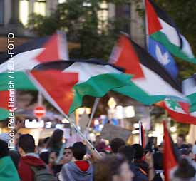 Der Demo-Zug vom Veranstalter United 4 Gaza setzte sich vom Hafenpark in Frankfurt (Main) Richtung Innenstadt und zur Abschlußkundgebung auf dem Goetheplatz in Bewegung (Fotogalerie © Peter Henrich / HEN-FOTO) 